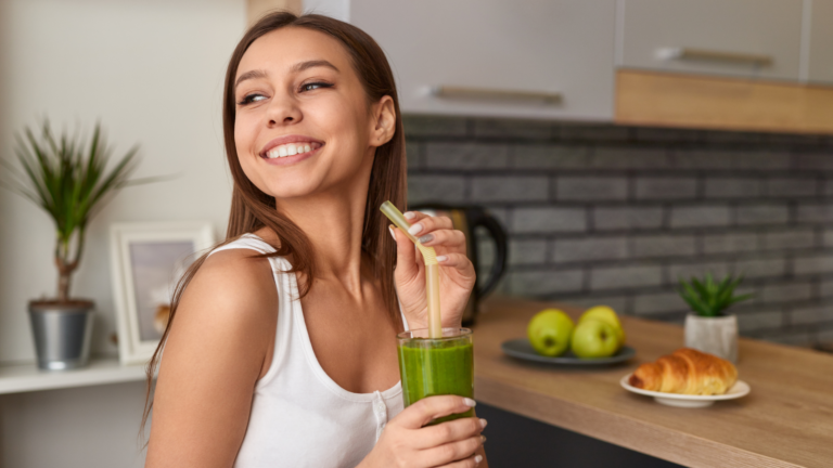 Frau mit Detoxdrink