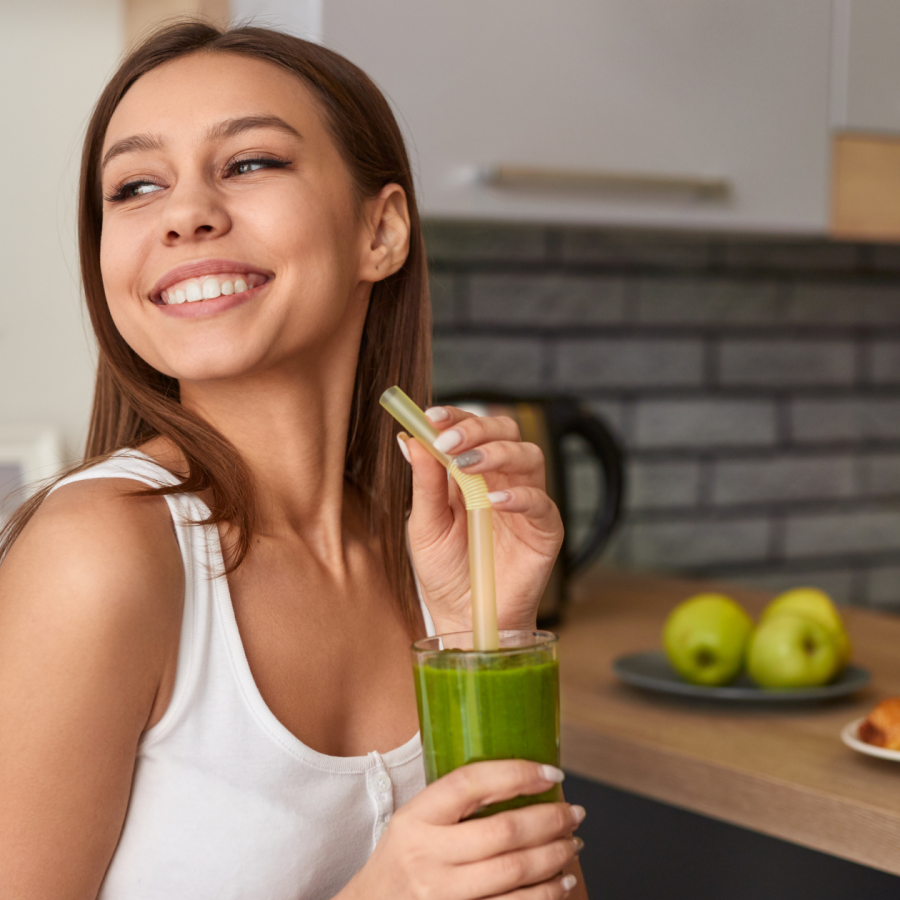 Frau mit Detoxdrink